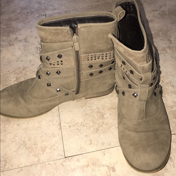 Francesca’s stud ankle bootie - Picture 4 of 4